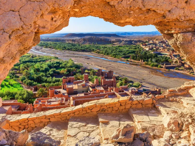 Une rue animée d'une médina marocaine